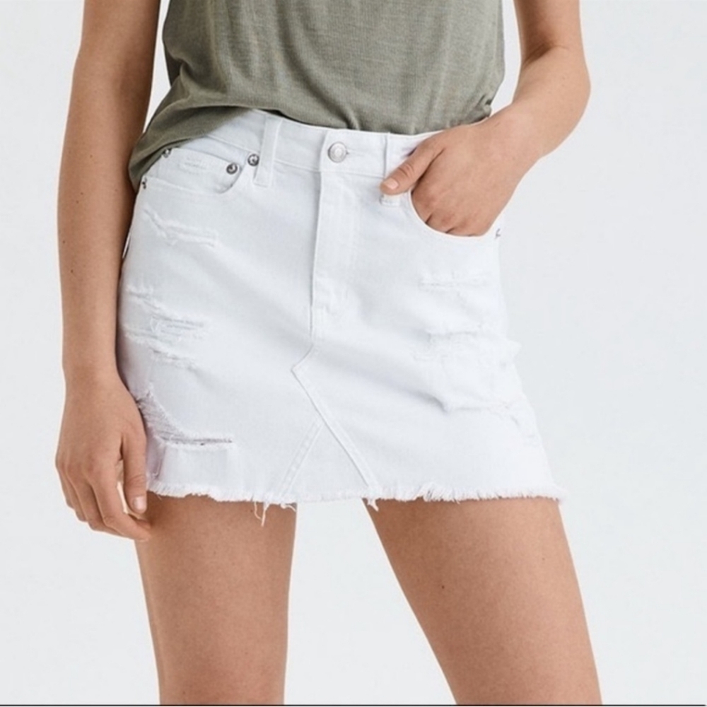 American Eagle White distressed mini skirt, size 4